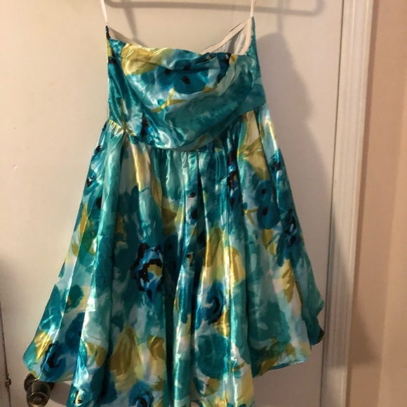 Charlotte Russe Dresses & Skirts - 🌹- Medium Floral strapless dress